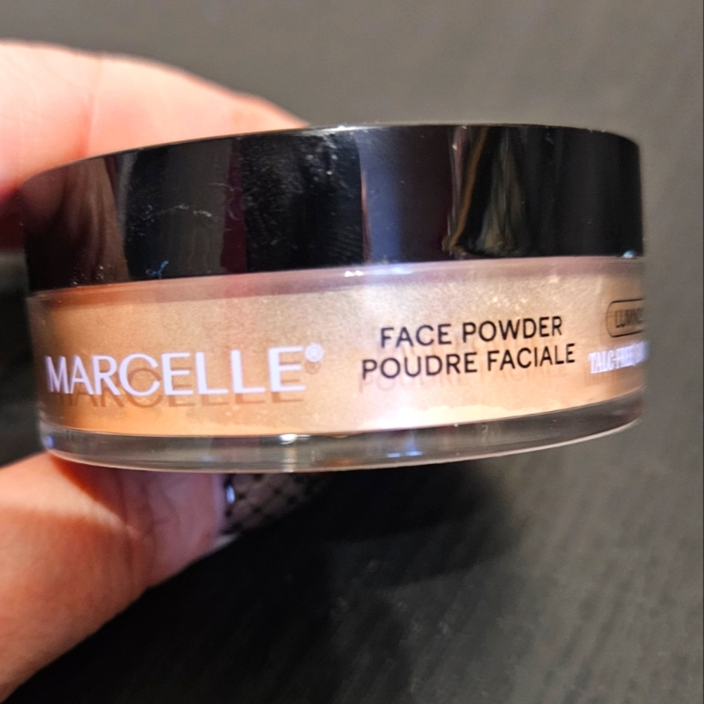 NWT Luminous translucentβ face powder